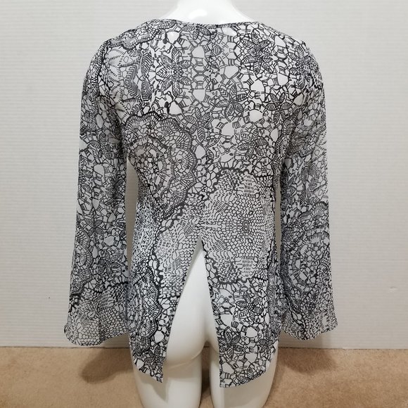 Ambiance top Small semi sheer floral geometric print split back bell sleeve - Picture 3 of 13